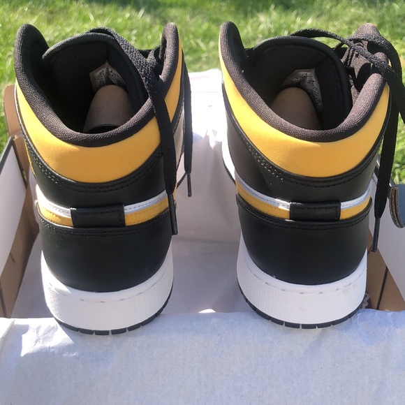 Air Jordan 1 Mid (GS) - Picture 4 of 7